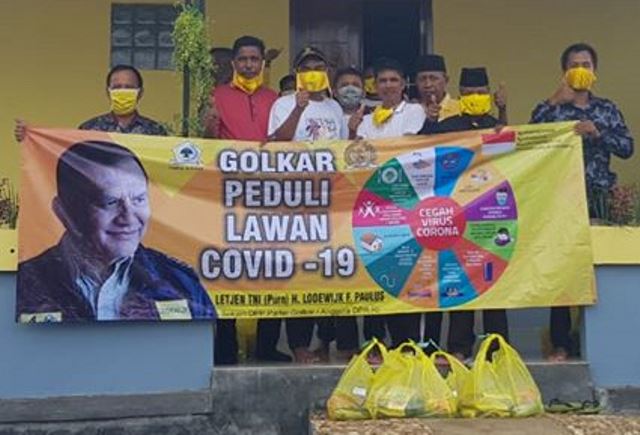 Para Kader Golkar Mulai Turun ke Desa Lawan Covid19. Lodewijk dan Ririn Bagi Masker dan Sembako