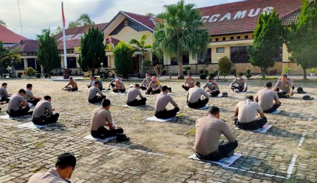 Polisi Tanggamus Tingkatkan Imun dengan Berjemur Sambil Baca Yasin