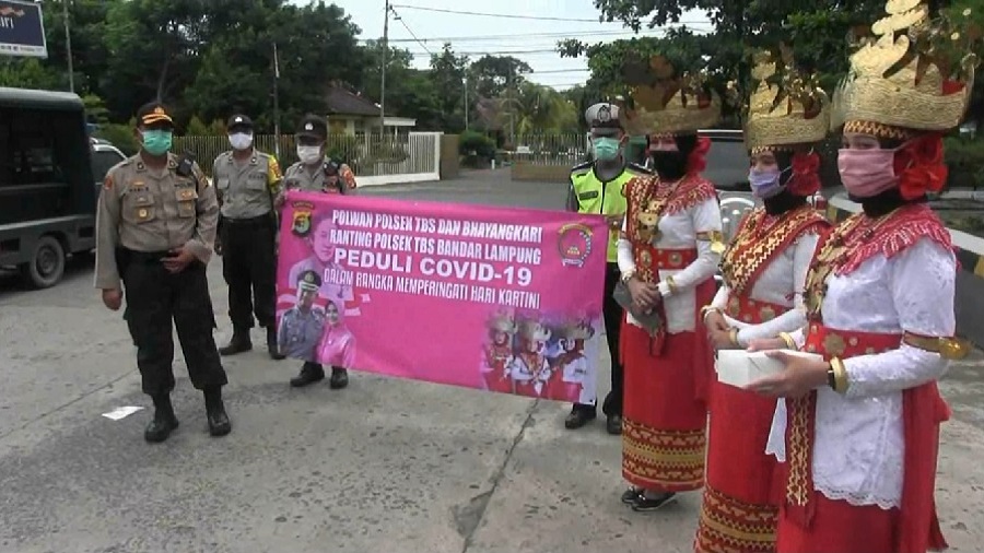 Unik, Polwan Berpakaian Adat Sambil Bagi Masker