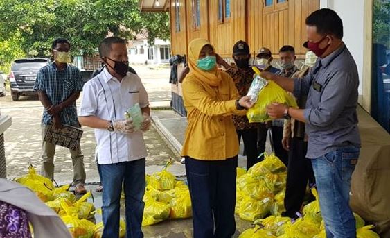 Para Kader Golkar Mulai Turun ke Desa Lawan Covid19. Lodewijk dan Ririn Bagi Masker dan Sembako