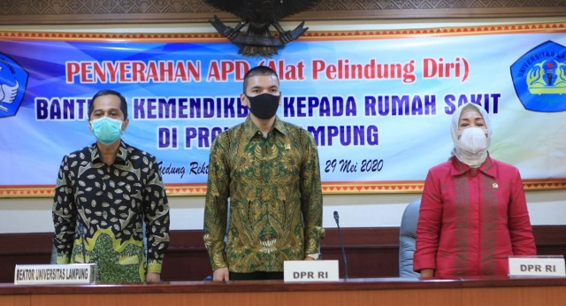 Anggota DPR RI M. Khadafi Bantu Ribuan APD untuk Rumah Sakit