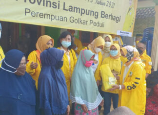 Para Istri Politisi Golkar Sebar Sembako