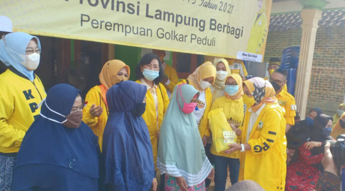 Para Istri Politisi Golkar Sebar Sembako